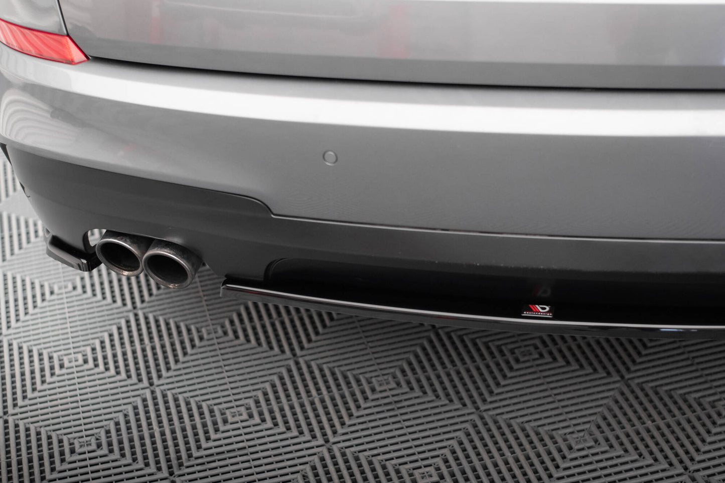 Maxton Mittlerer Diffusor Heck Ansatz für BMW 5er GT M-Paket F07 schwarz Hochglanz