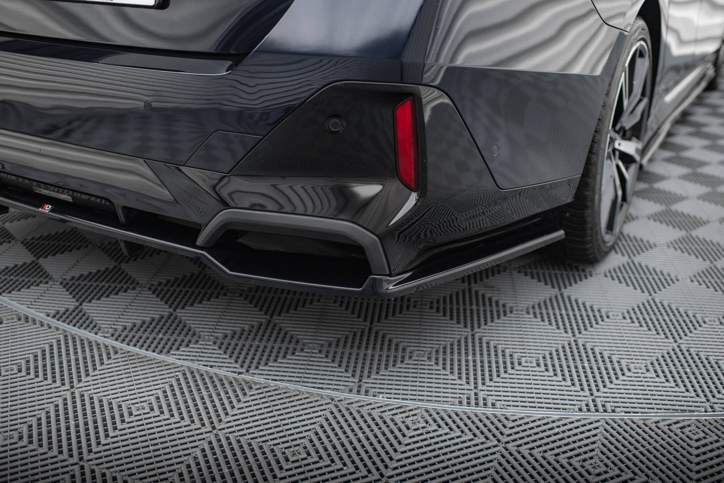 Maxton Mittlerer Diffusor Heck Ansatz DTM Look für V.1 BMW 5er M-Paket G60 schwarz Hochglanz