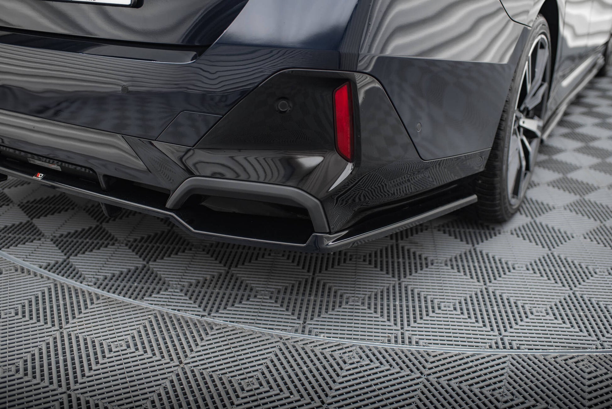 Maxton Mittlerer Diffusor Heck Ansatz DTM Look für V.1 BMW 5er M-Paket G60 schwarz Hochglanz