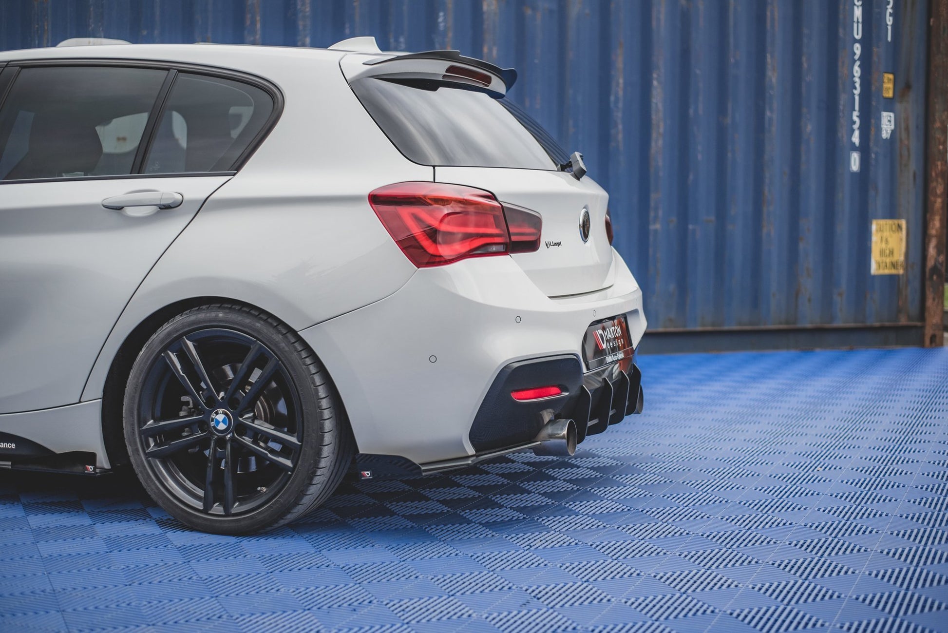 Maxton Robuste Racing Heck Ansatz Flaps Diffusor V.2 +Flaps für BMW 1er F20 M140i  schwarz Hochglanz