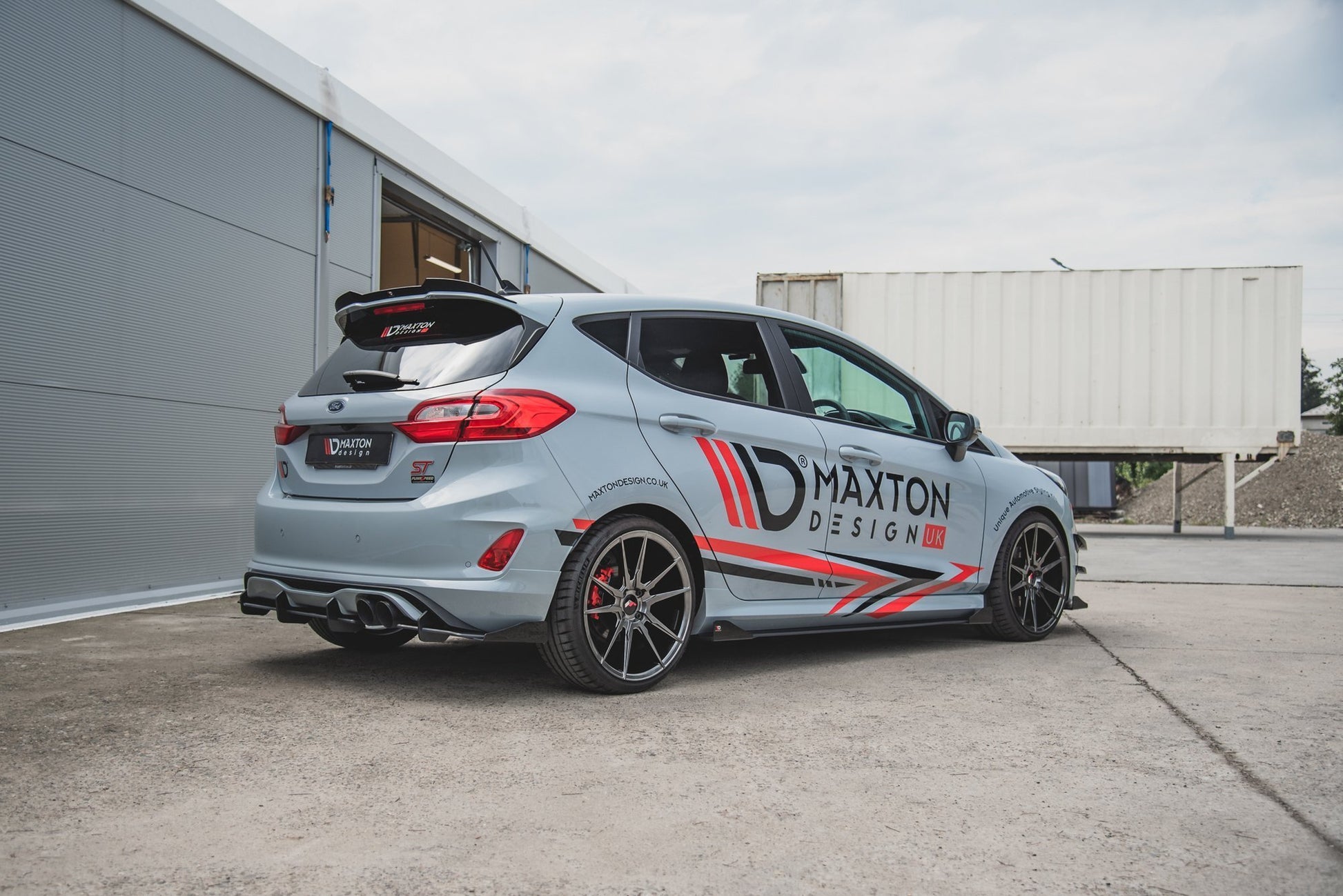 Maxton Robuste Racing Seitenschweller Ansatz für für + Front Stoßstangen Racing Flaps passend für Ford Fiesta Mk8 ST / ST-...