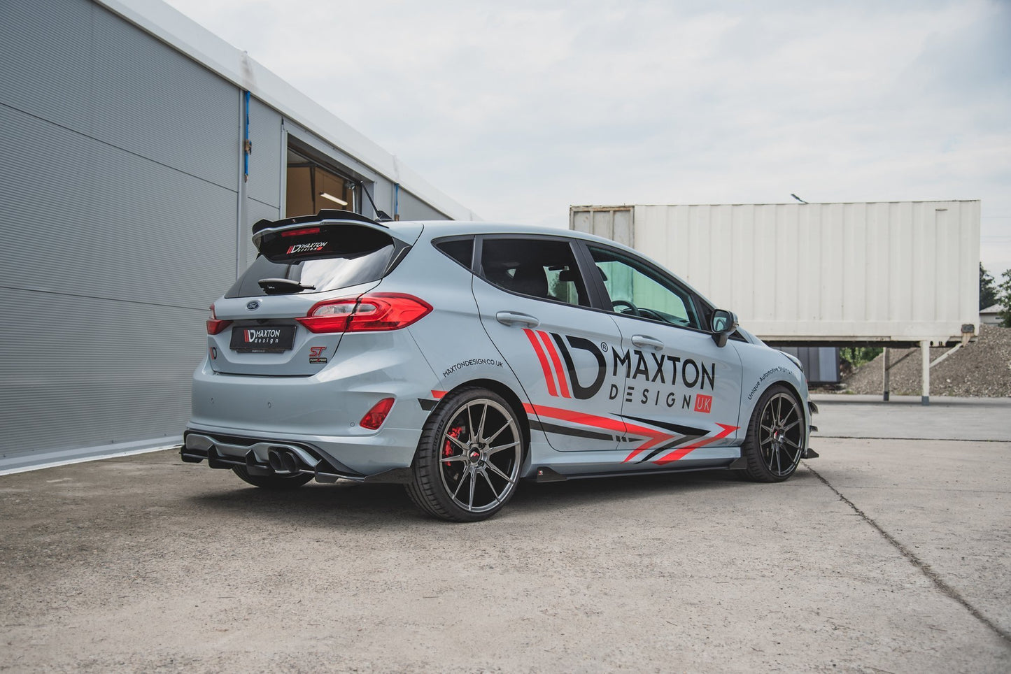Maxton Robuste Racing Seitenschweller Ansatz für für + Front Stoßstangen Racing Flaps passend für Ford Fiesta Mk8 ST / ST-...