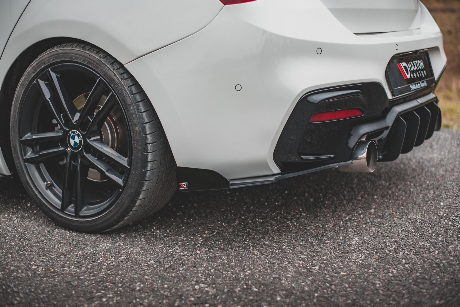 Maxton Robuste Racing Heck Ansatz Flaps Diffusor V.3 +Flaps für BMW 1er M140i  schwarz Hochglanz