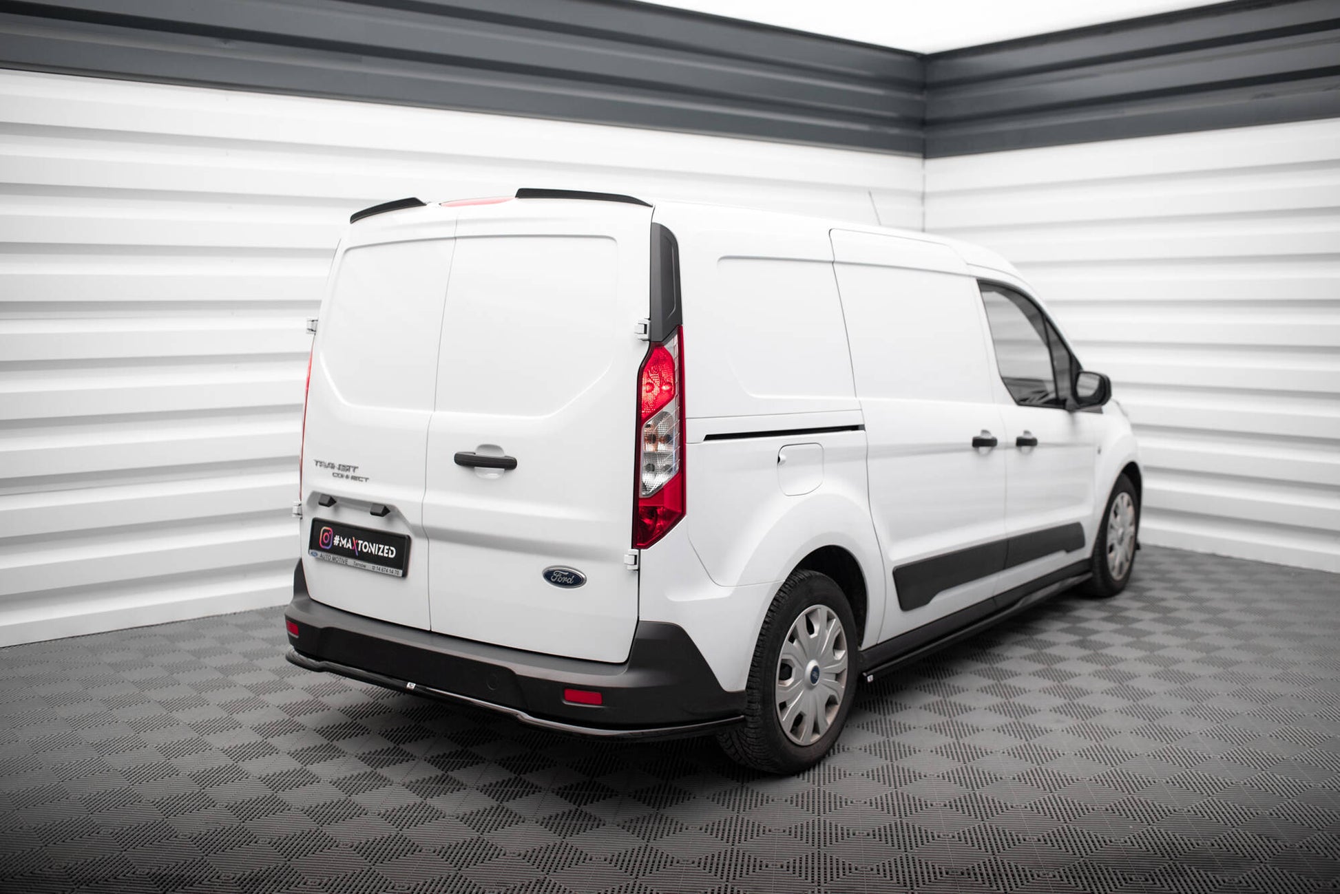 Maxton Zentrale Hinten Splitte Ford Transit Connect Mk2 Facelift schwarz Hochglanz