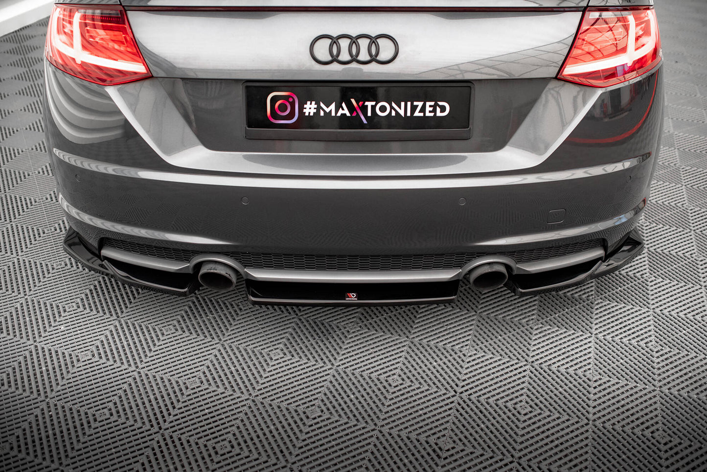 Maxton Mittlerer Diffusor Heck Ansatz für Audi TT S-Line 8S schwarz Hochglanz