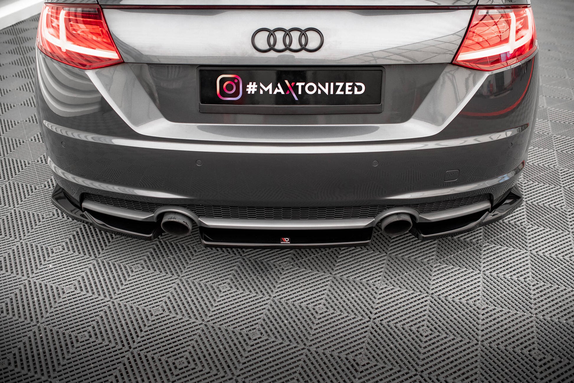 Maxton Mittlerer Diffusor Heck Ansatz für Audi TT S-Line 8S schwarz Hochglanz
