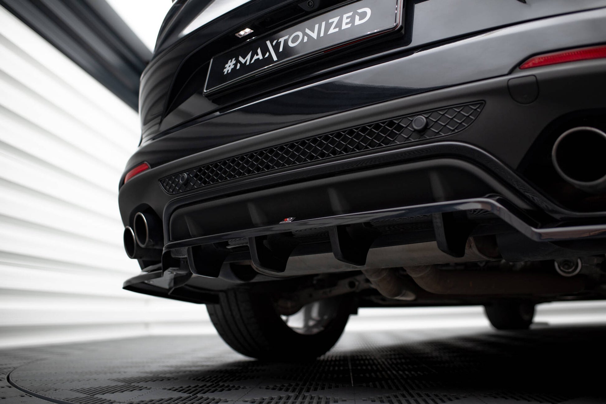 Maxton Mittlerer Diffusor Heck Ansatz DTM Look für Alfa Romeo Stelvio Quadrifoglio Mk1 schwarz Hochglanz