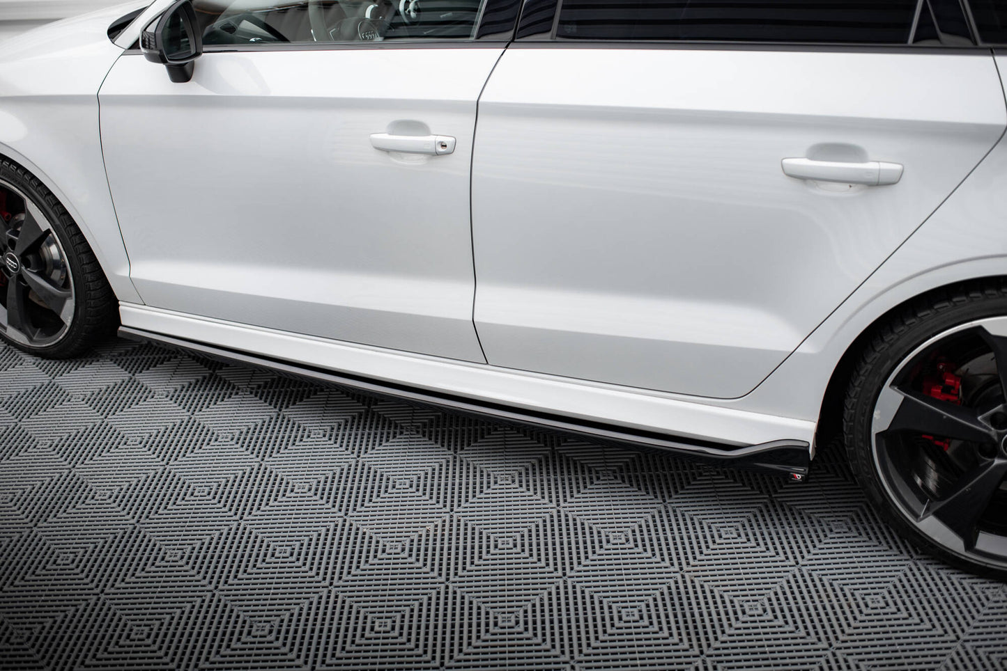 Maxton Seitenschweller Ansatz für V.3 für Audi RS3 Limousine 8V Facelift schwarz Hochglanz