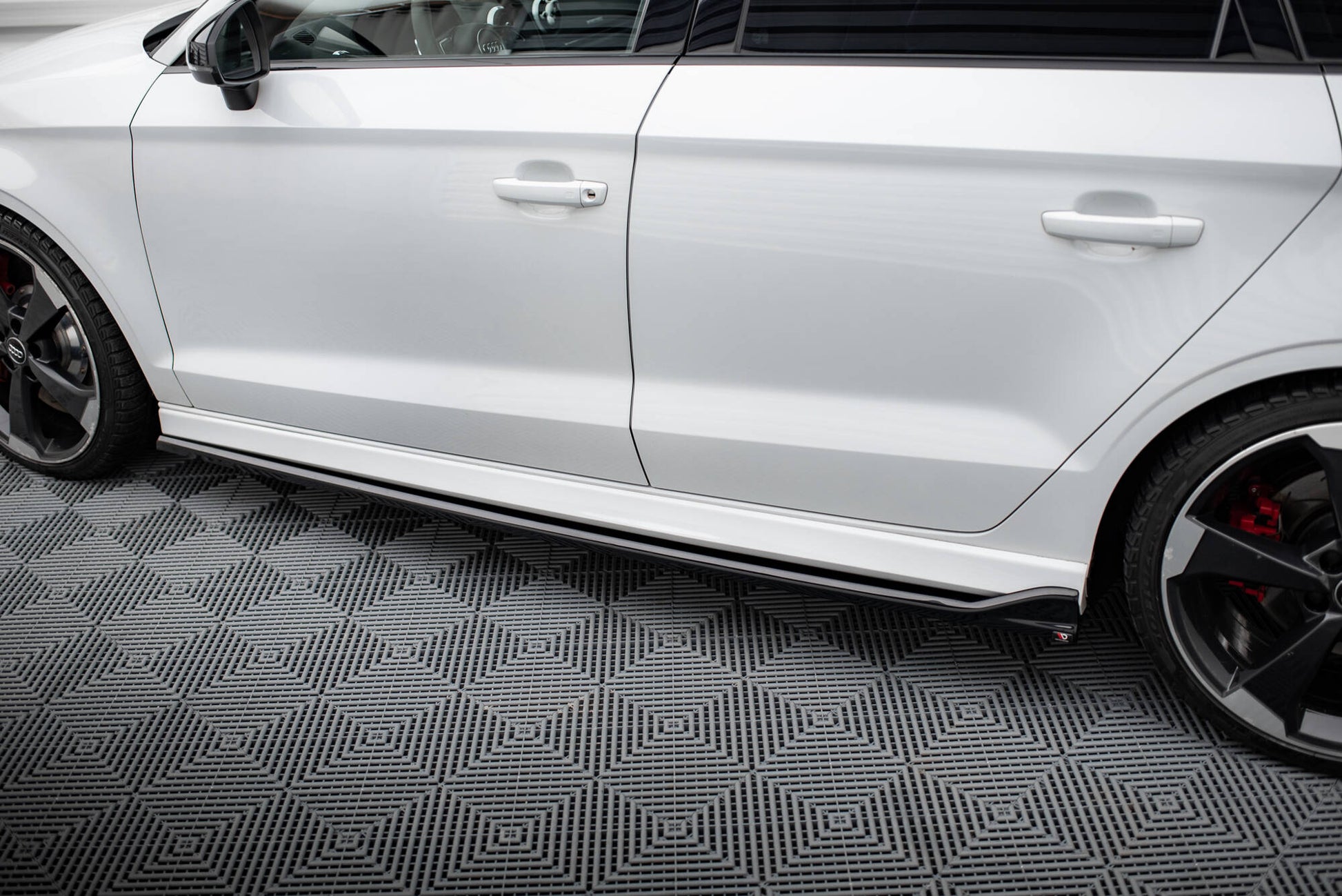 Maxton Seitenschweller Ansatz für V.3 für Audi RS3 Limousine 8V Facelift schwarz Hochglanz