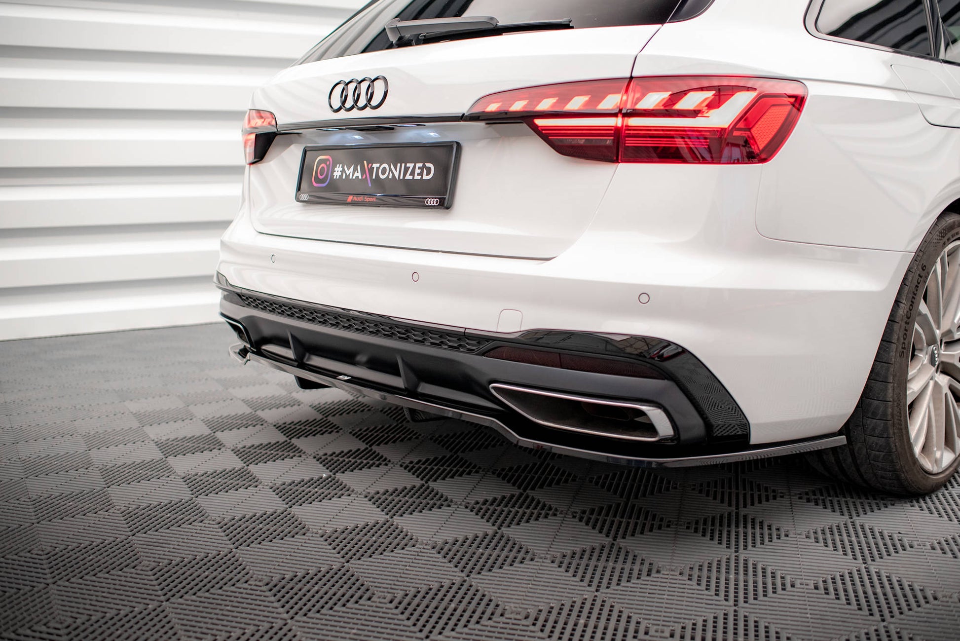 Maxton Mittlerer Diffusor Heck Ansatz DTM Look für V.1 Audi A4 S-Line B9 Facelift schwarz Hochglanz