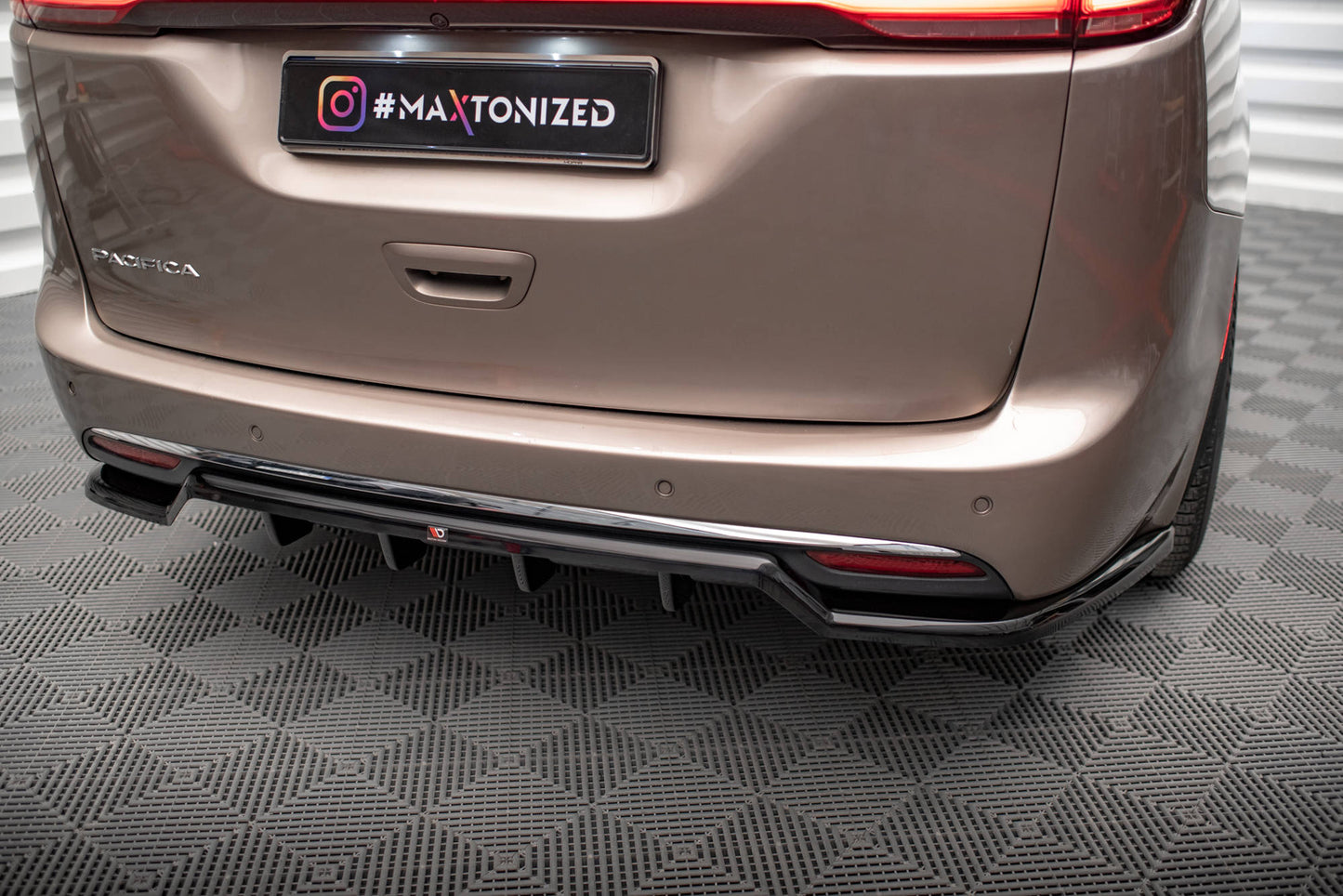 Maxton Mittlerer Diffusor Heck Ansatz DTM Look für Chrysler Pacifica Mk2 schwarz Hochglanz