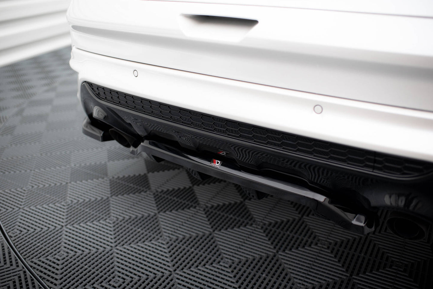 Maxton Mittlerer Diffusor Heck Ansatz DTM Look für Ford Kuga ST-Line Mk2 schwarz Hochglanz