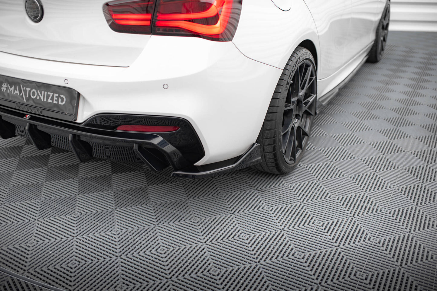 Maxton Heck Ansatz Flaps Diffusor für BMW 1er M-Paket / M140i F20 Facelift  schwarz Hochglanz