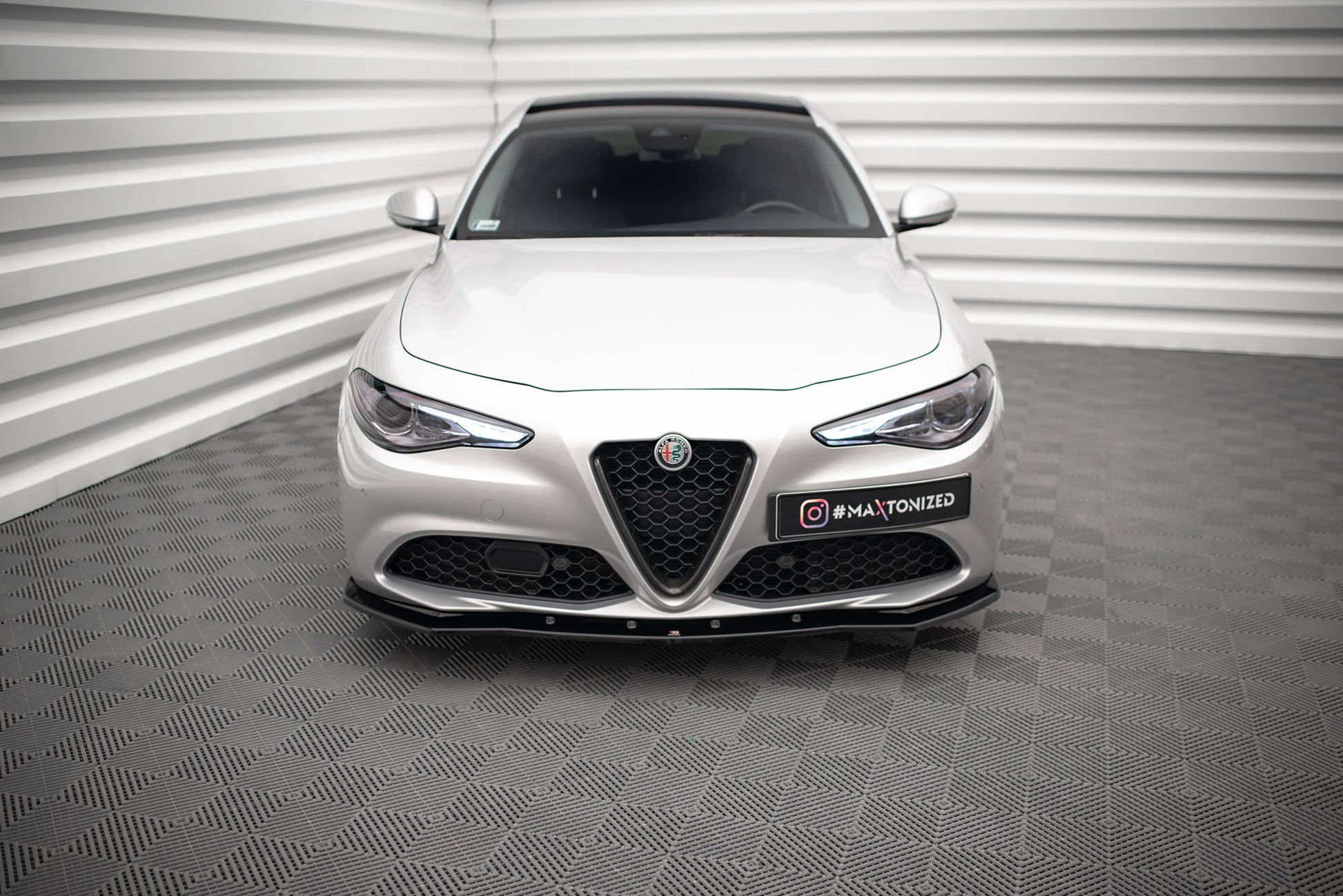 Maxton Front Ansatz V.1 für Alfa Romeo Giulia Sport schwarz Hochglanz
