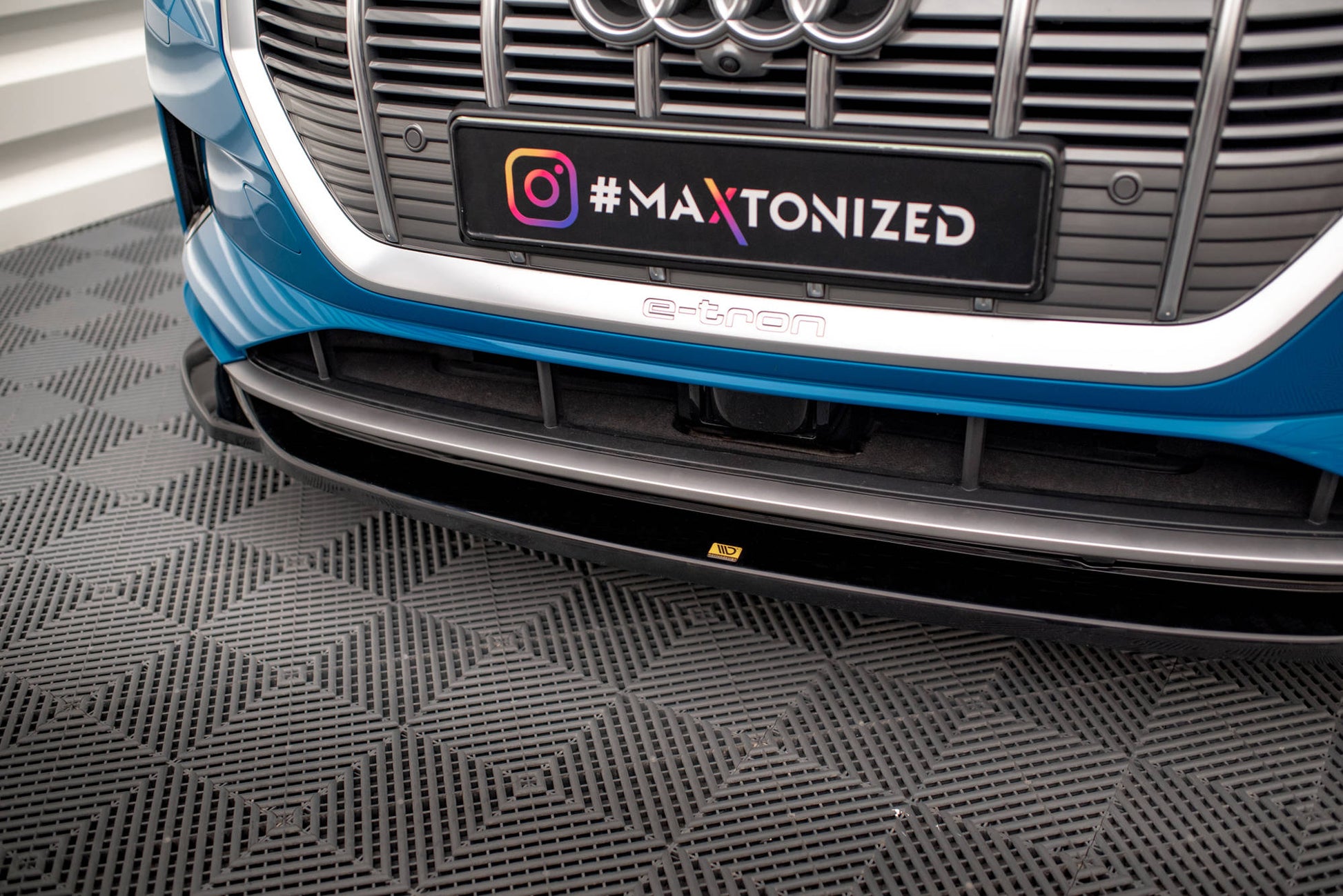 Maxton Front Ansatz V.1 für Audi e-tron schwarz Hochglanz