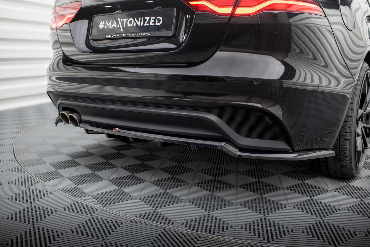 Maxton Mittlerer Diffusor Heck Ansatz DTM Look für Jaguar XE X760 Facelift schwarz Hochglanz