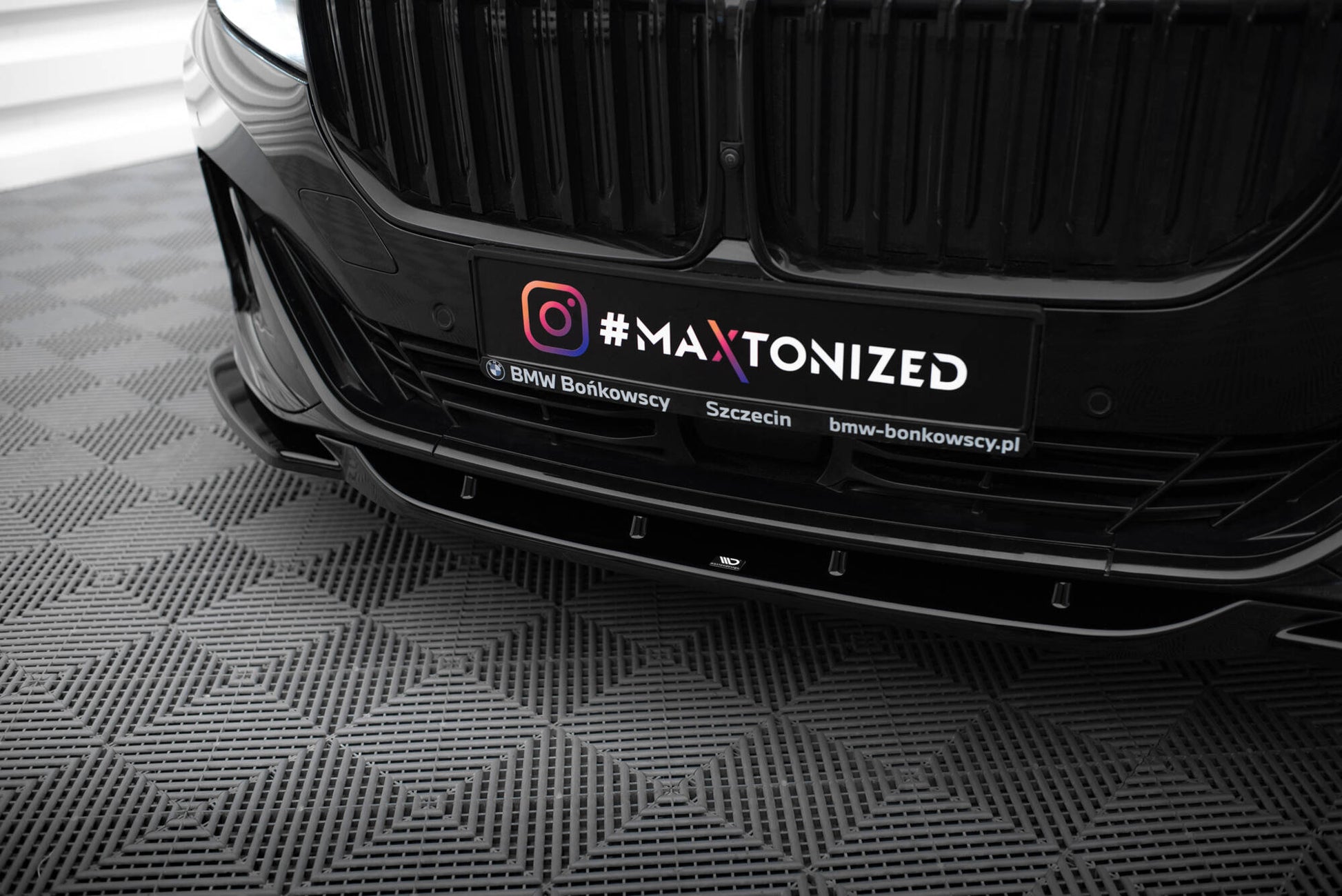 Maxton Front Ansatz V.2 für BMW 7 G11 Facelift schwarz Hochglanz