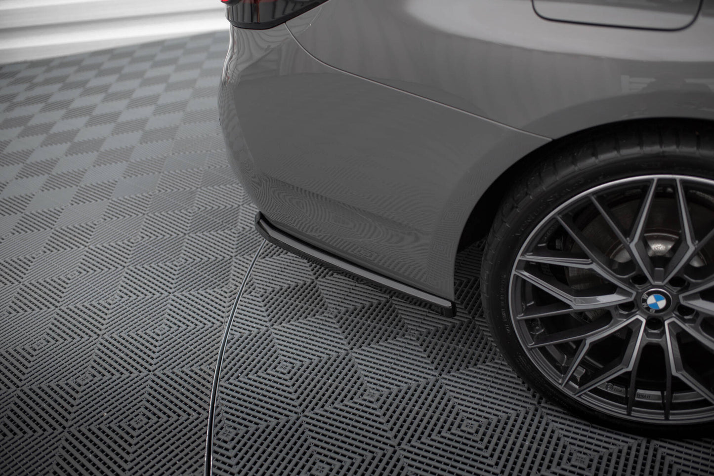 Maxton Heck Ansatz Flaps Diffusor für BMW 5er G30 / G31 Facelift schwarz Hochglanz