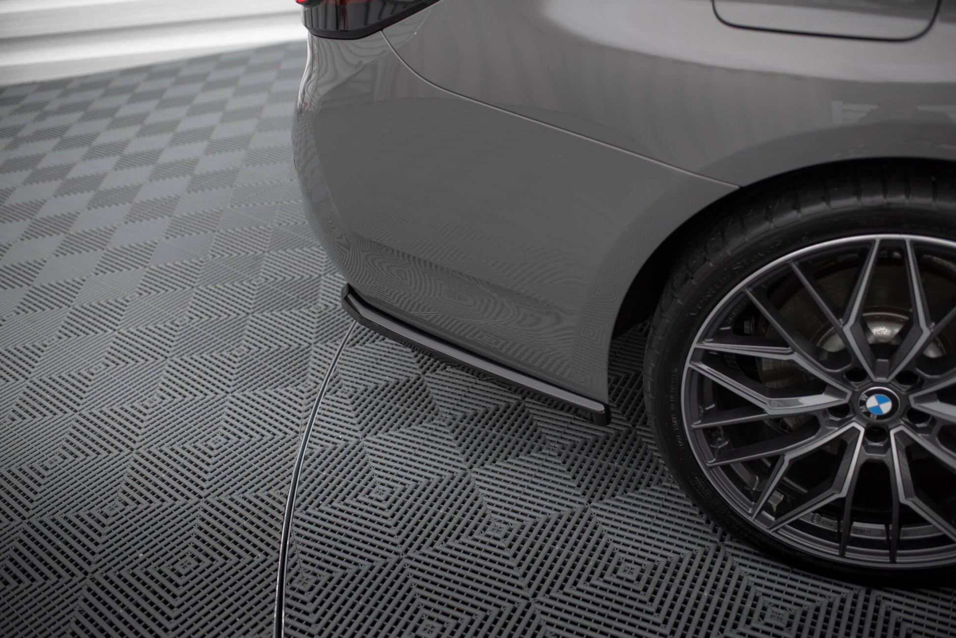 Maxton Heck Ansatz Flaps Diffusor für BMW 5er G30 / G31 Facelift schwarz Hochglanz