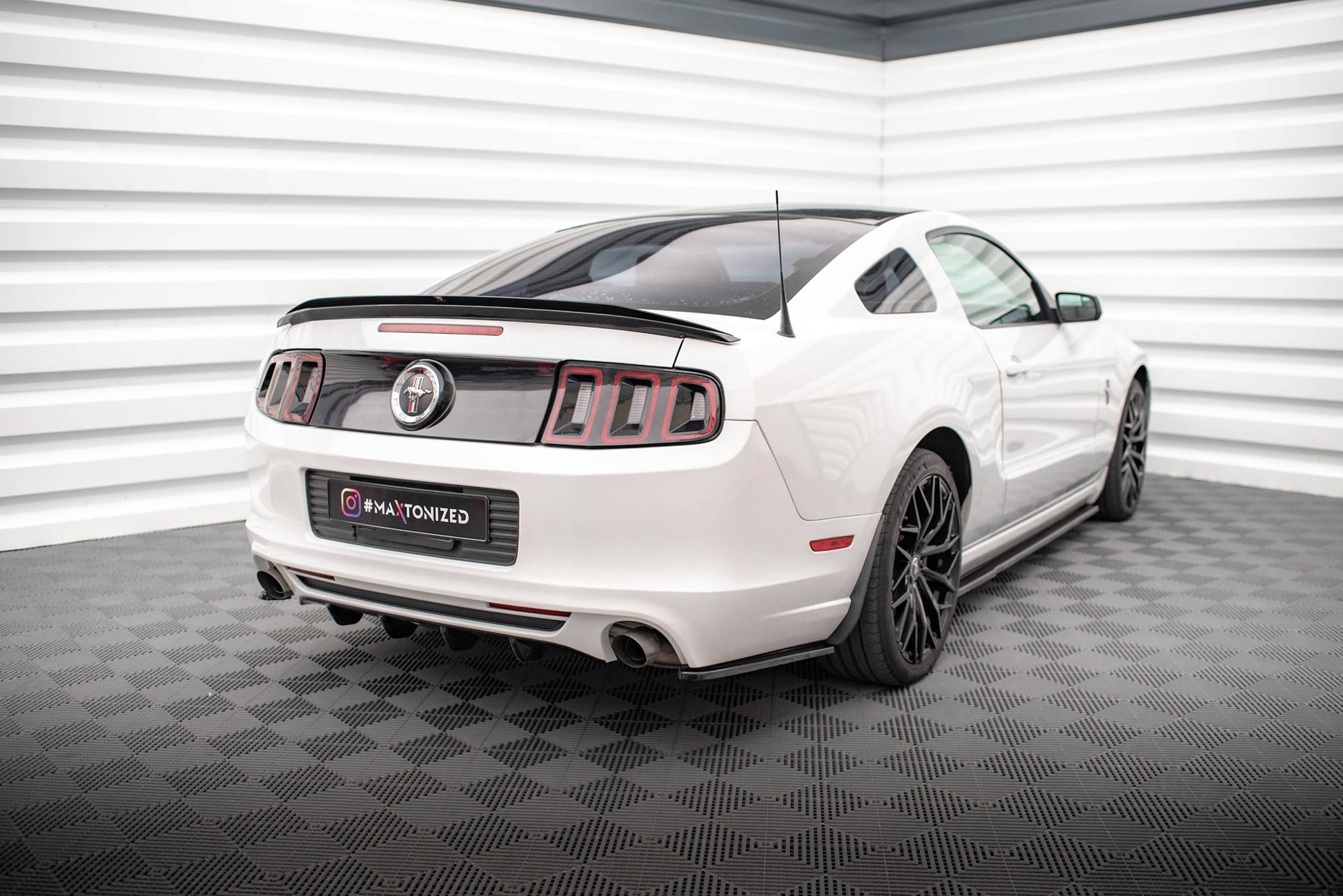 Maxton Heck Ansatz Flaps Diffusor für Ford Mustang Mk5 Facelift schwarz Hochglanz