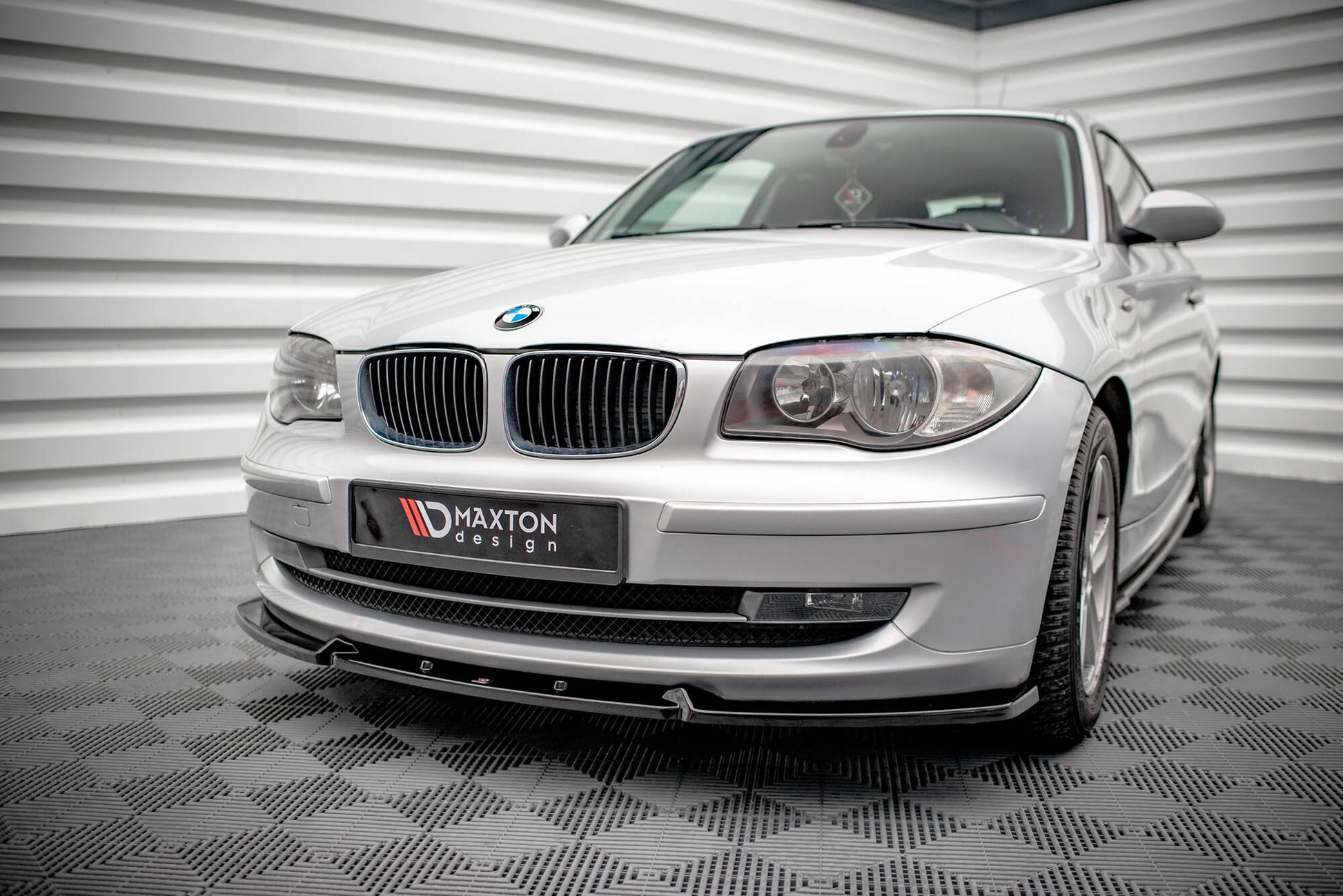 Maxton Front Ansatz V.3 für BMW 1er E81 Facelift schwarz Hochglanz
