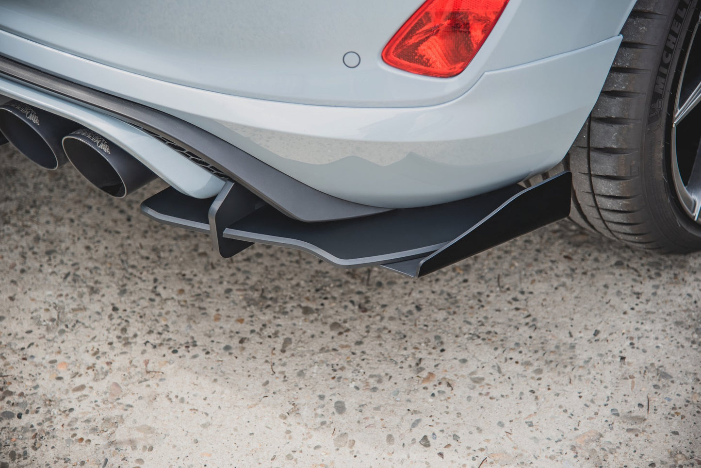 Maxton Robuste Racing Diffusor Heck Ansatz +Flaps für Ford Fiesta Mk8 ST schwarz Hochglanz