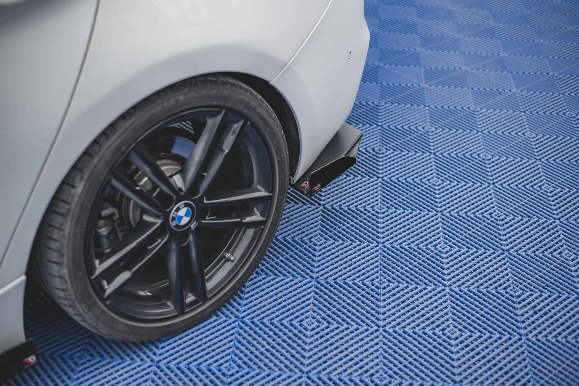 Maxton Robuste Racing Heck Ansatz Flaps Diffusor V.2 +Flaps für BMW 1er F20 M140i  schwarz Hochglanz
