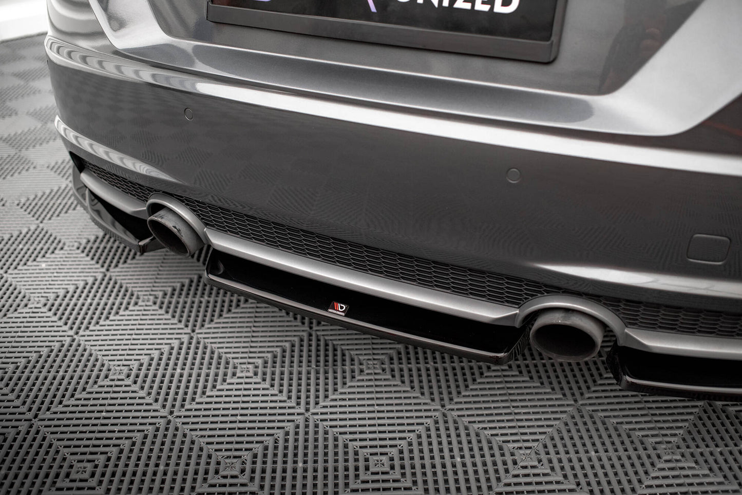 Maxton Mittlerer Diffusor Heck Ansatz für Audi TT S-Line 8S schwarz Hochglanz