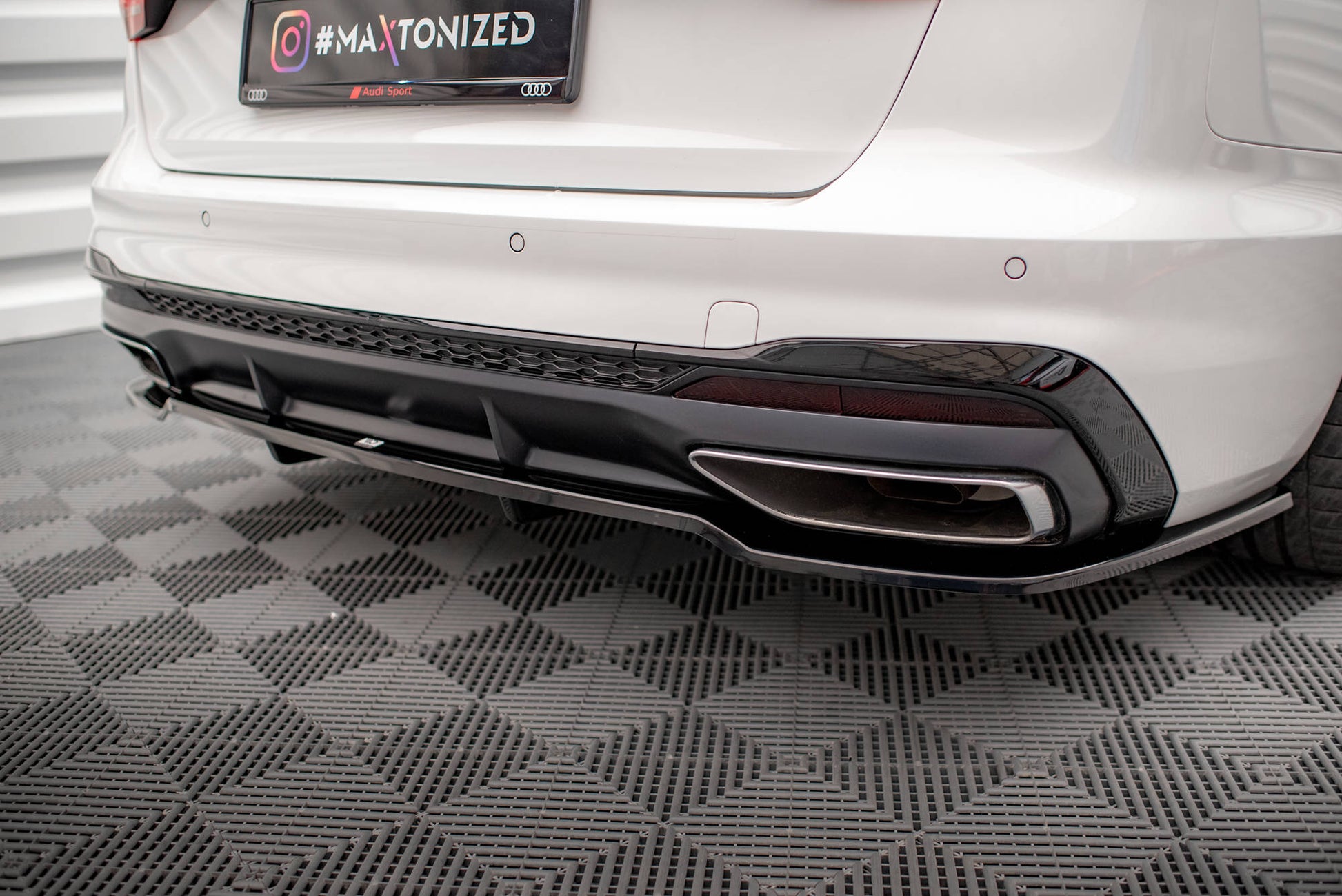 Maxton Mittlerer Diffusor Heck Ansatz DTM Look für V.1 Audi A4 S-Line B9 Facelift schwarz Hochglanz