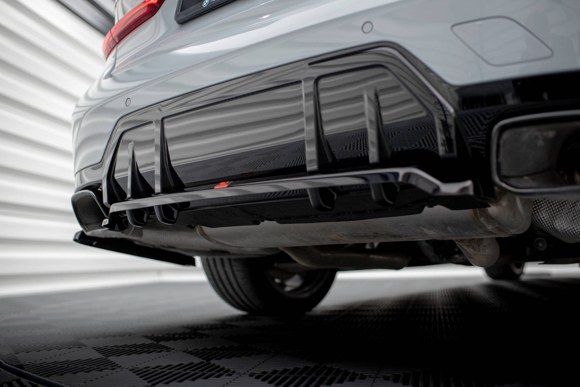 Maxton Mittlerer Diffusor Heck Ansatz DTM Look für V.1 BMW M340i G20 / G21 Facelift schwarz Hochglanz