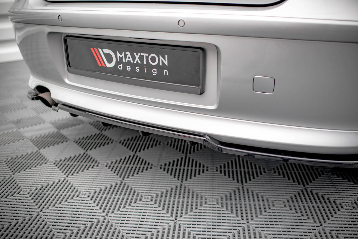 Maxton Mittlerer Diffusor Heck Ansatz DTM Look für BMW 1er E81 Facelift schwarz Hochglanz