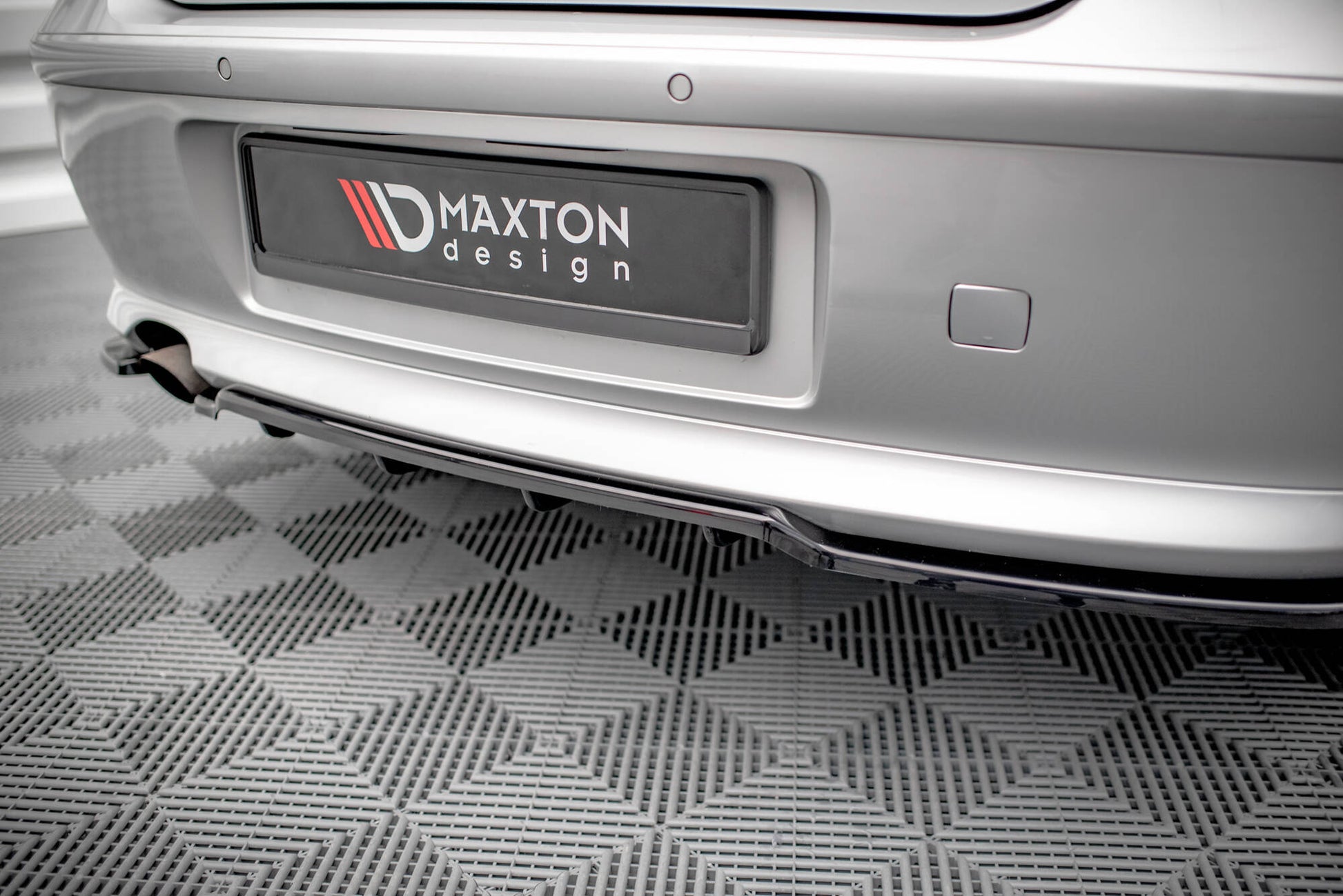 Maxton Mittlerer Diffusor Heck Ansatz DTM Look für BMW 1er E81 Facelift schwarz Hochglanz