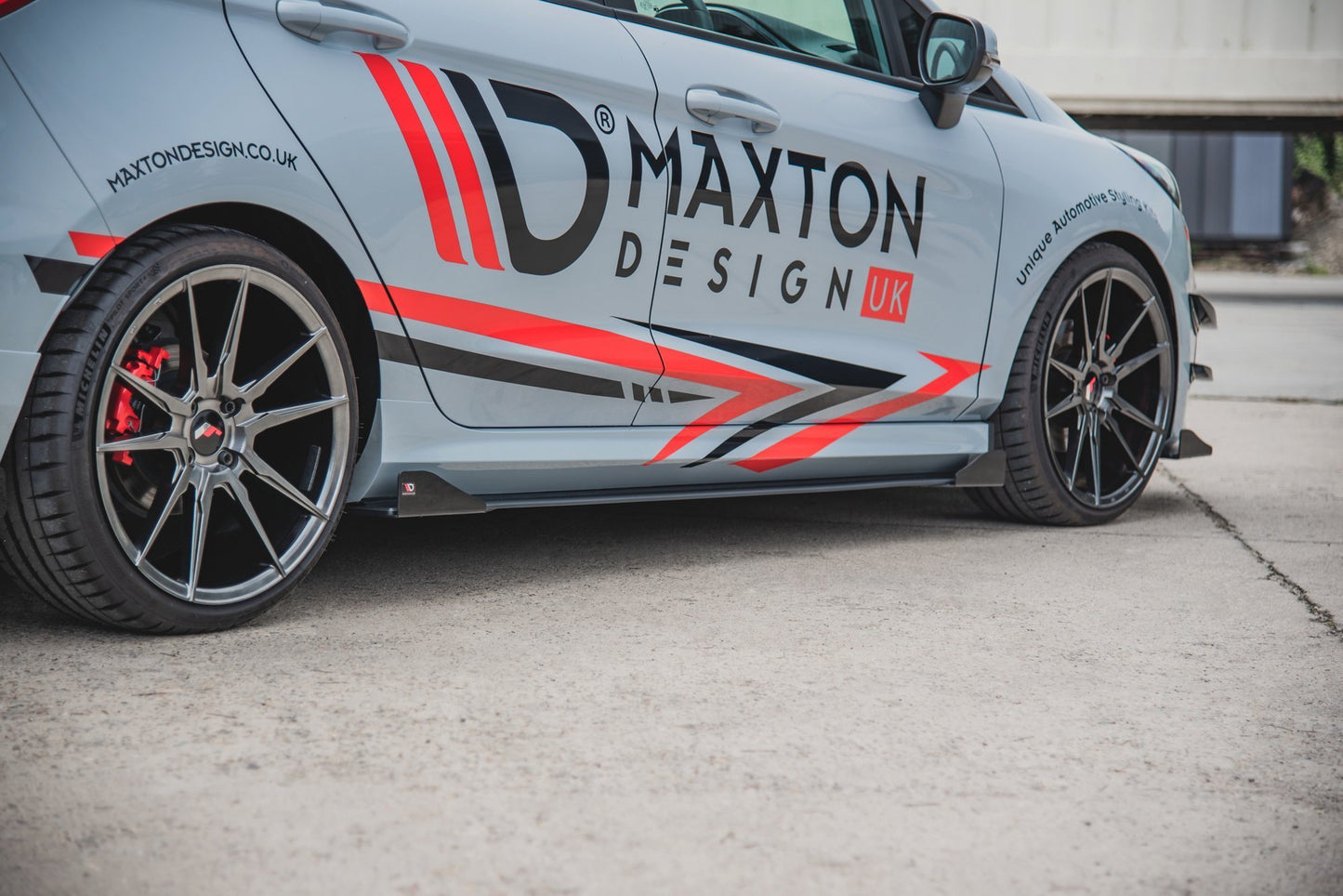 Maxton Robuste Racing Seitenschweller Ansatz für für + Front Stoßstangen Racing Flaps passend für Ford Fiesta Mk8 ST / ST-...
