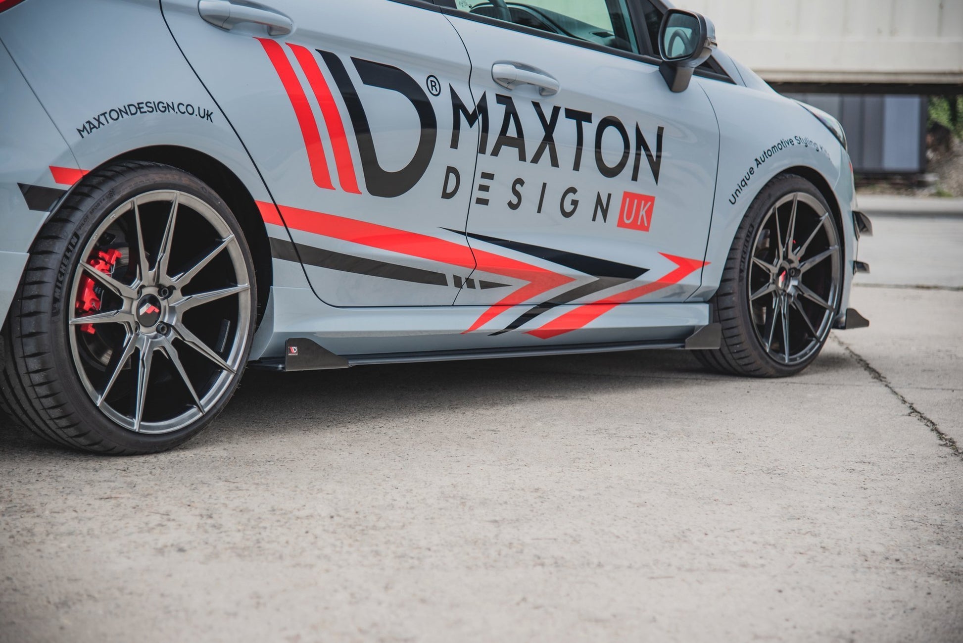 Maxton Robuste Racing Seitenschweller Ansatz für für + Front Stoßstangen Racing Flaps passend für Ford Fiesta Mk8 ST / ST-...