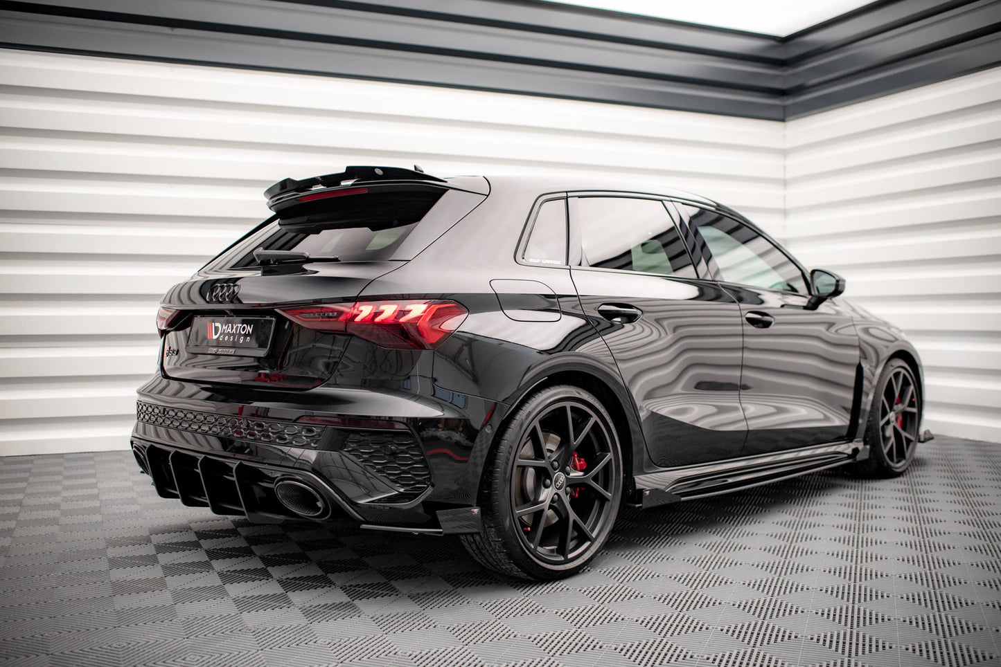 Maxton Street Pro Heck Ansatz Flaps Diffusor +Flaps für Audi RS3 Sportback 8Y schwarz Hochglanz