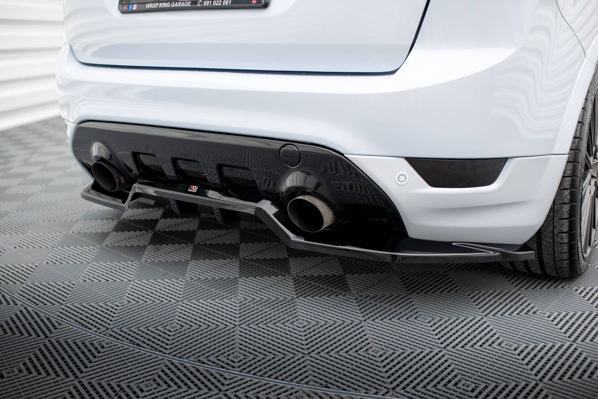 Maxton Mittlerer Diffusor Heck Ansatz DTM Look für Ford Kuga ST Mk1 schwarz Hochglanz