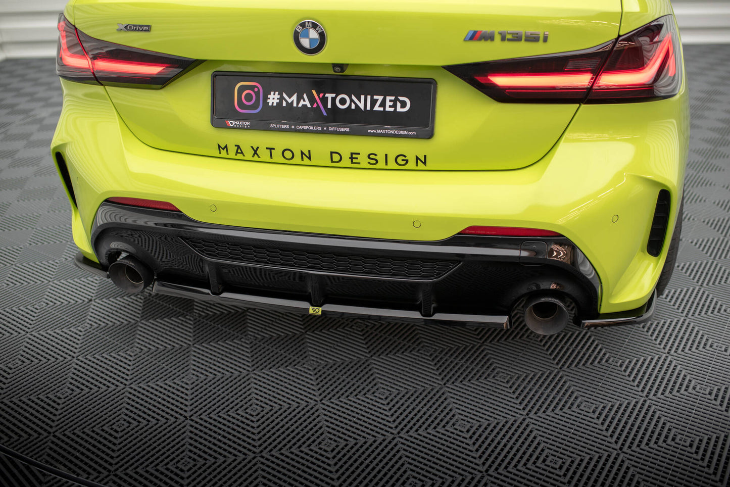 Maxton Mittlerer Diffusor Heck Ansatz V.2 für BMW M135i F40 schwarz Hochglanz