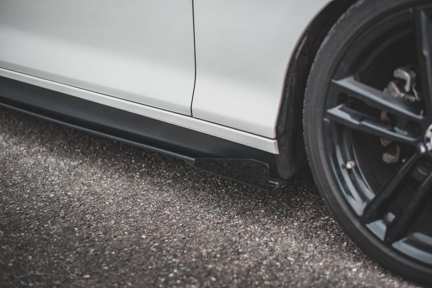 Maxton Robuste Racing Seitenschweller Ansatz für für V.2 + Flaps BMW 1er F20 M135i / M140i / M-Paket schwarz Hochglanz
