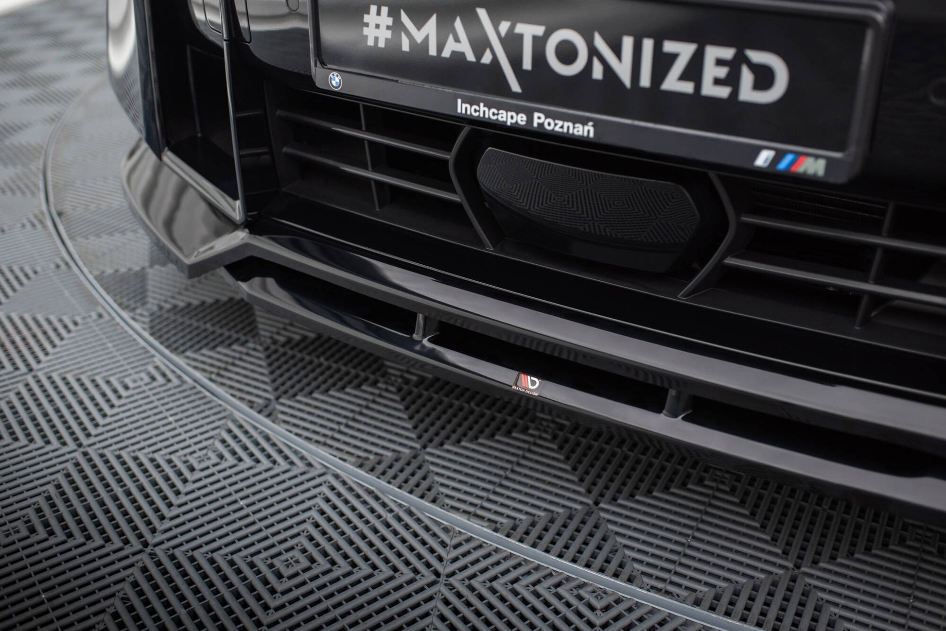 Maxton Front Ansatz V.1 für BMW XM G09 schwarz Hochglanz