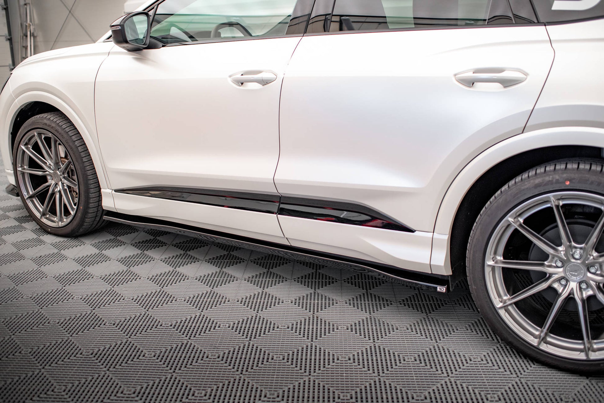 Maxton Seitenschweller Ansatz für Audi Q4 e-tron Sportback Mk1 schwarz Hochglanz