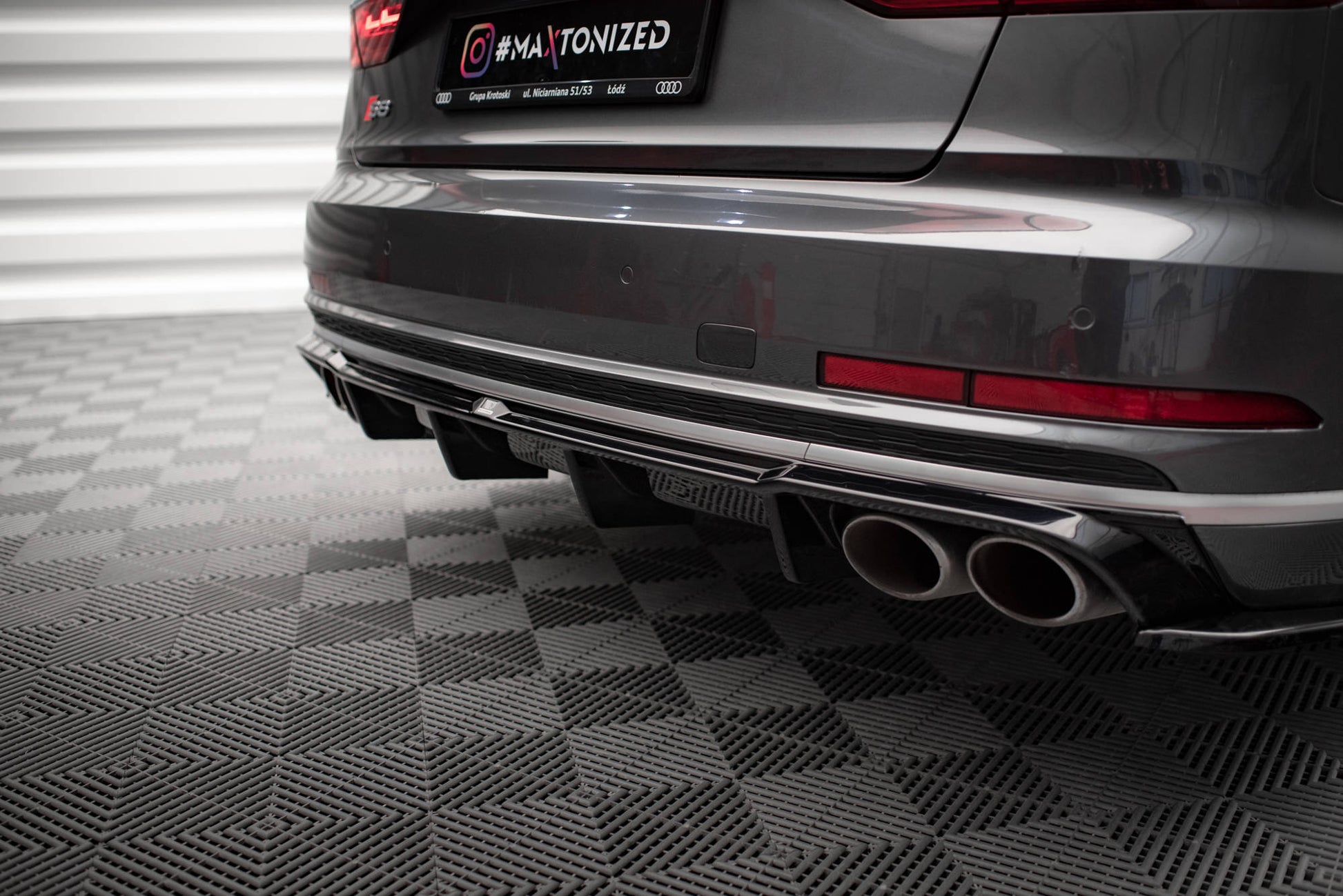 Maxton Diffusor Heck Ansatz für Audi S8 D5 schwarz Hochglanz