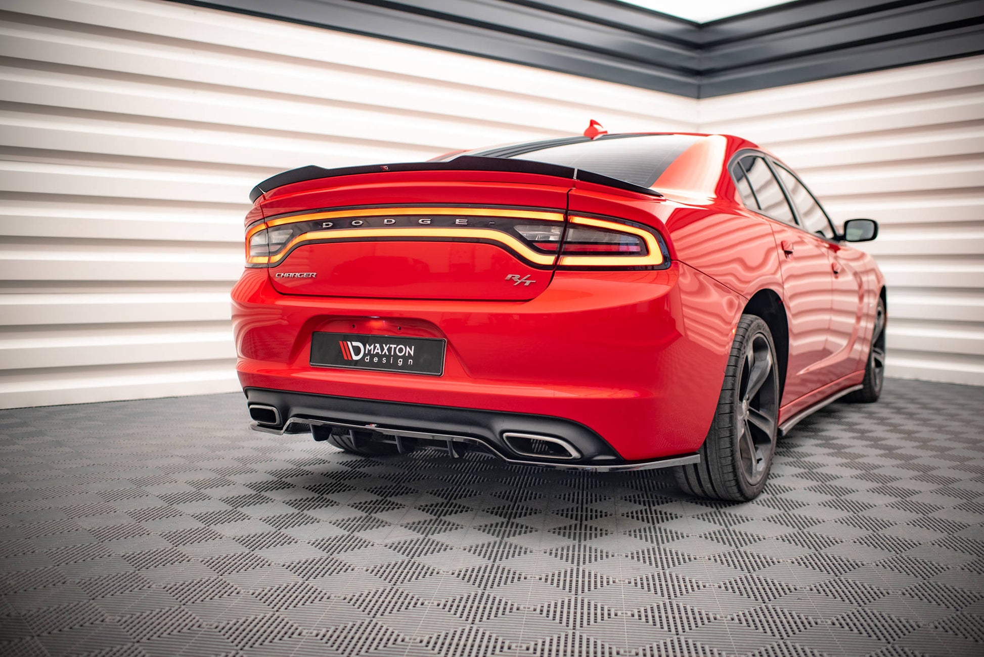 Maxton Mittlerer Diffusor Heck Ansatz DTM Look für Dodge Charger RT Mk7 Facelift schwarz Hochglanz