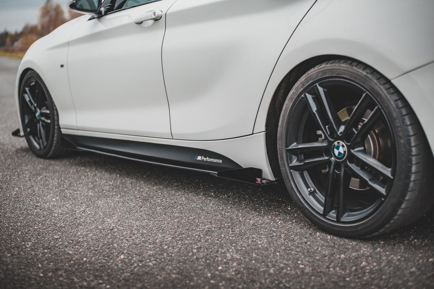 Maxton Robuste Racing Seitenschweller Ansatz für für V.2 + Flaps BMW 1er F20 M135i / M140i / M-Paket schwarz Hochglanz