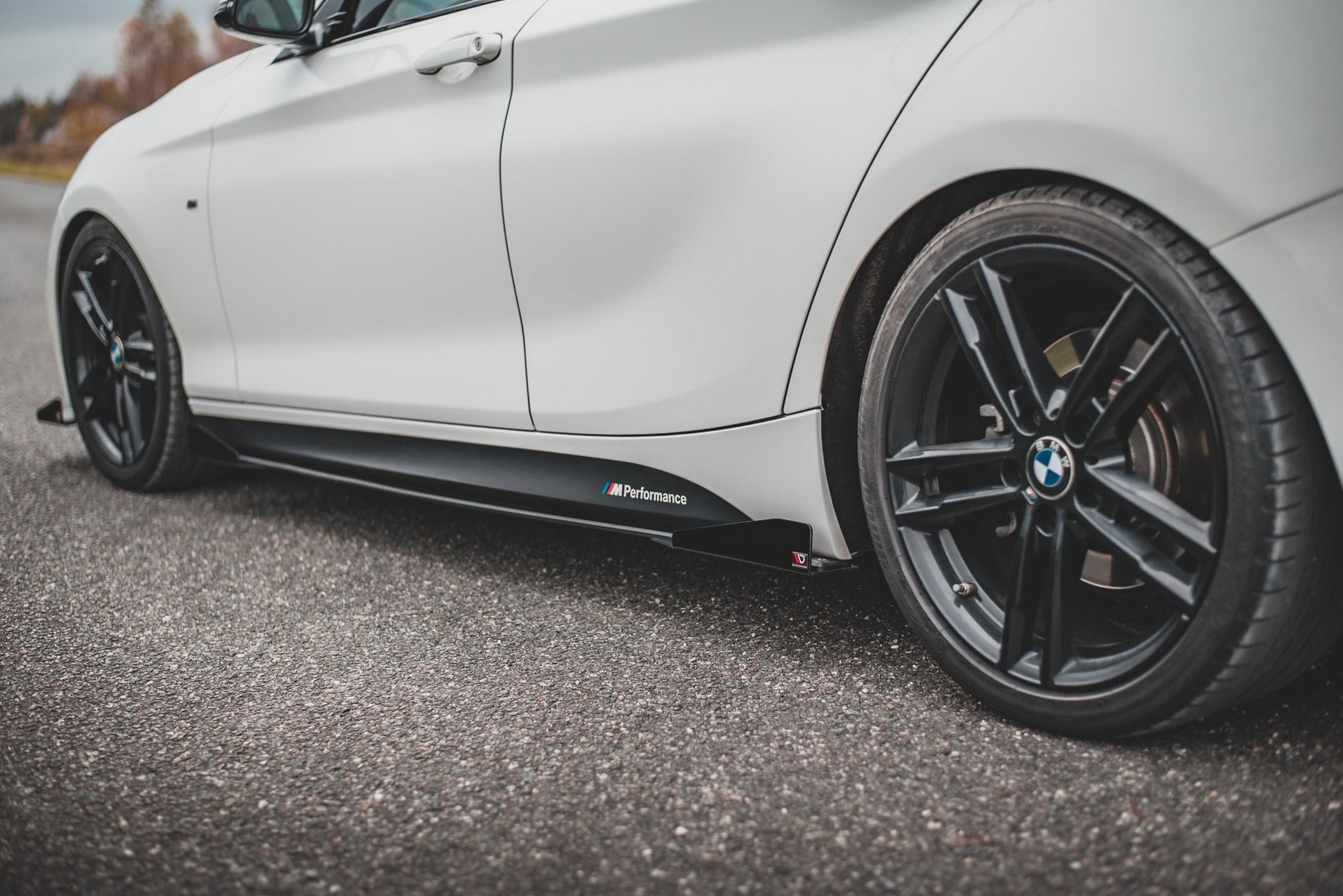 Maxton Robuste Racing Seitenschweller Ansatz für für V.2 + Flaps BMW 1er F20 M135i / M140i / M-Paket schwarz Hochglanz