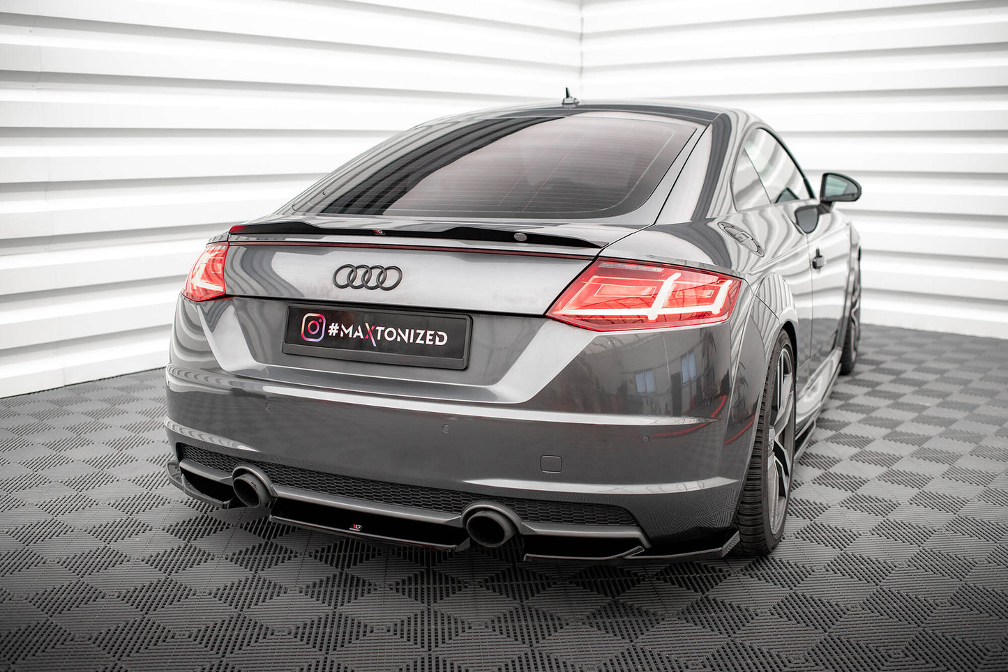 Maxton Mittlerer Diffusor Heck Ansatz für Audi TT S-Line 8S schwarz Hochglanz