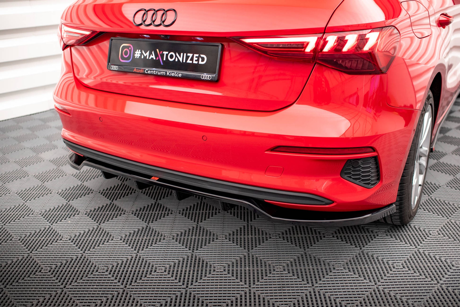 Maxton Mittlerer Diffusor Heck Ansatz DTM Look für Audi A3 Sportback 8Y schwarz Hochglanz