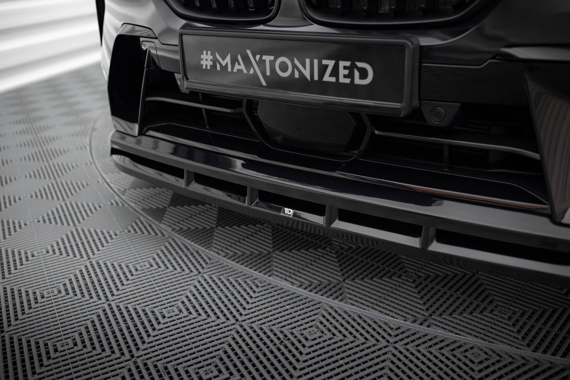 Maxton Front Ansatz für BMW X7 M-Paket G07 Facelift schwarz Hochglanz