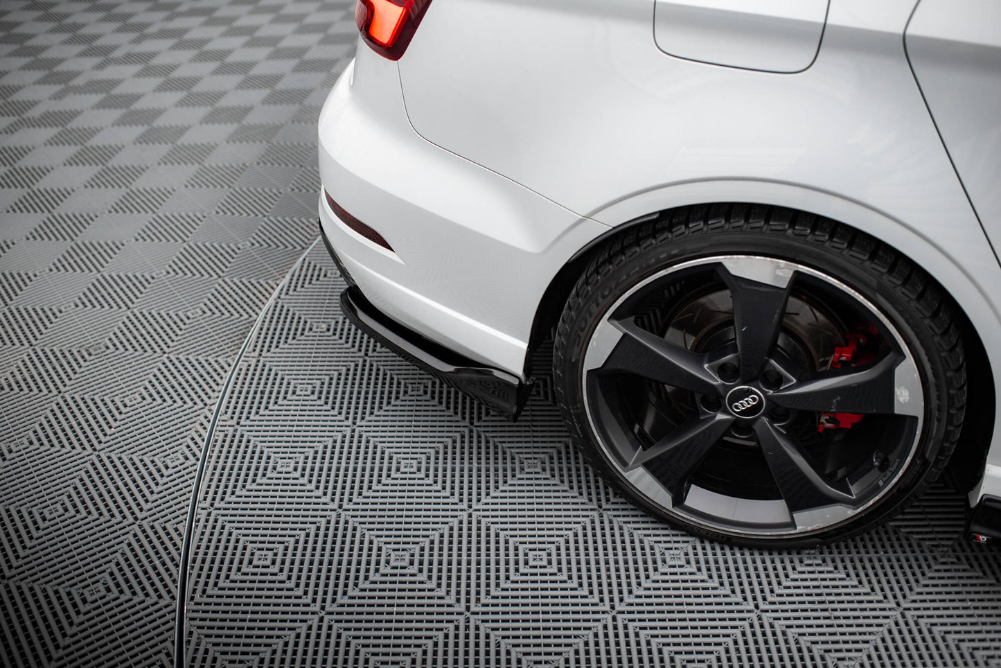 Maxton Heck Ansatz Flaps Diffusor V.3 für Audi RS3 Limousine 8V Facelift schwarz Hochglanz