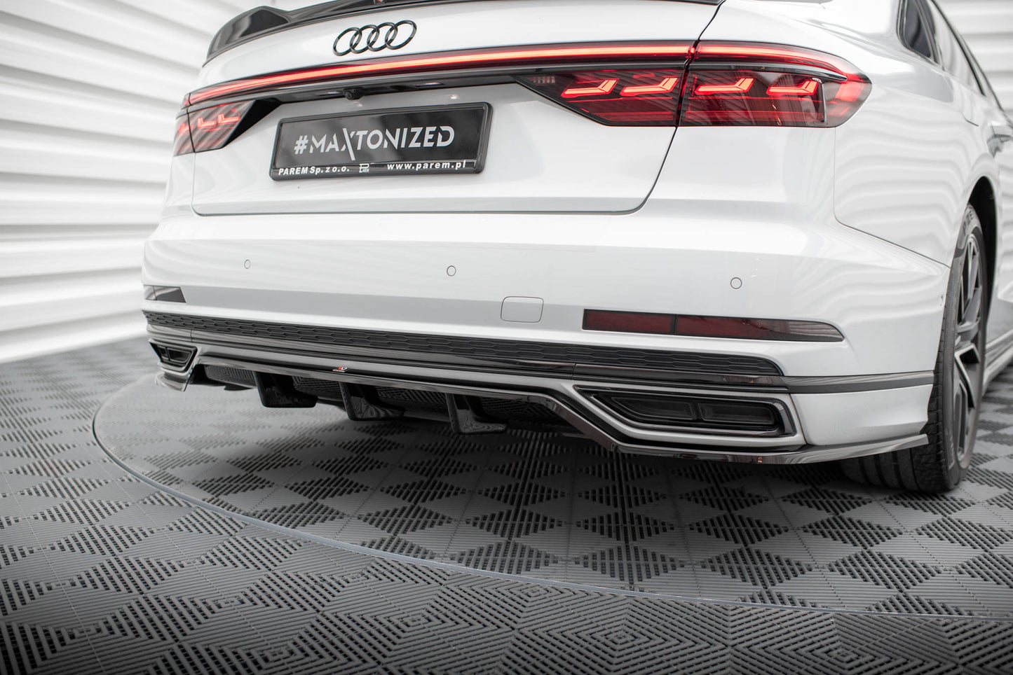 Maxton Mittlerer Diffusor Heck Ansatz DTM Look für Audi A8 S-Line D5 schwarz Hochglanz