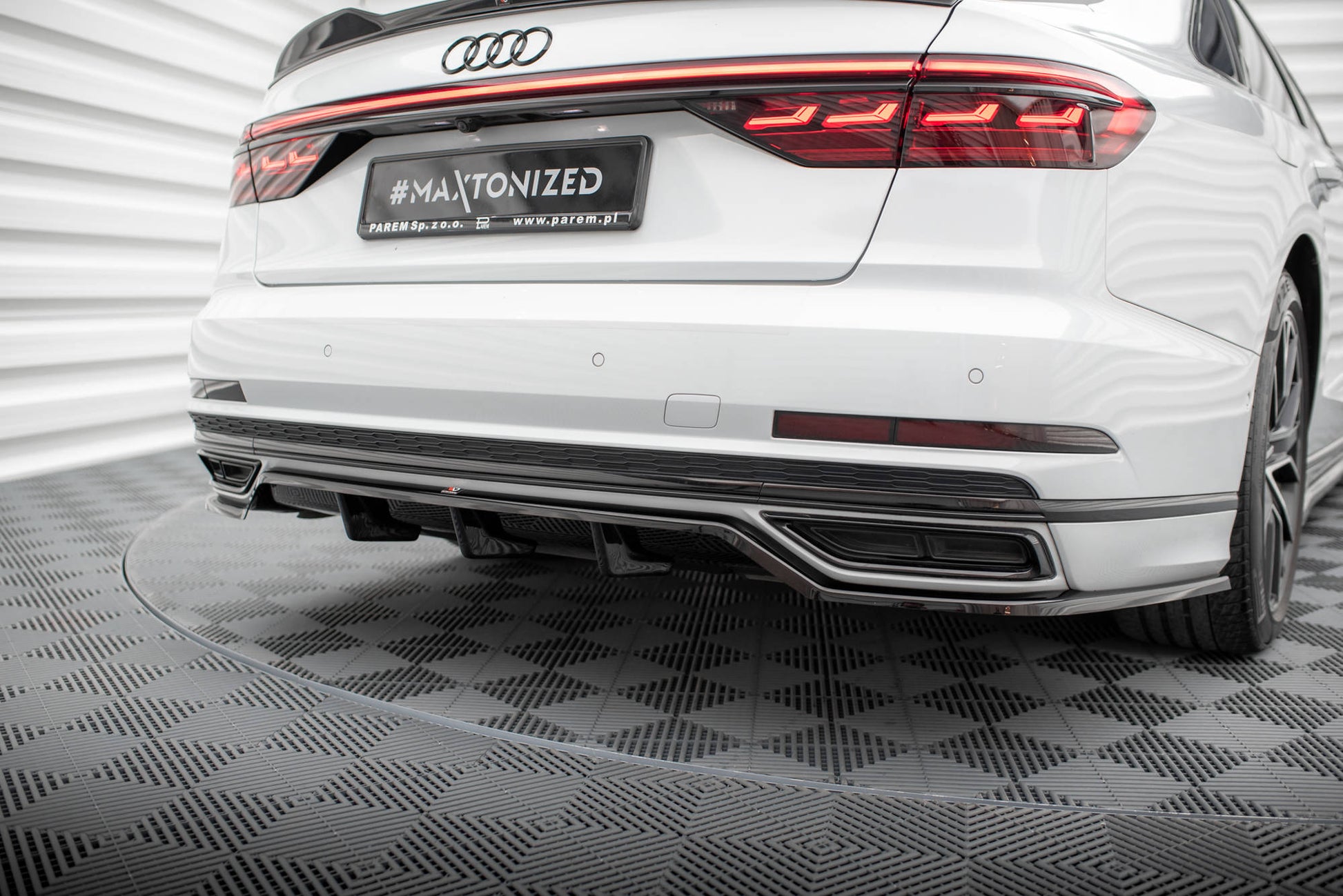Maxton Mittlerer Diffusor Heck Ansatz DTM Look für Audi A8 S-Line D5 schwarz Hochglanz